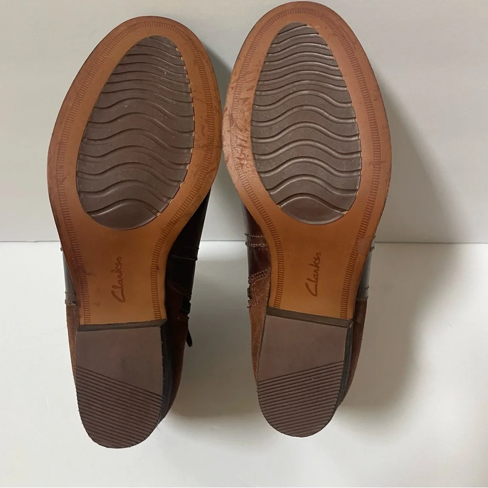 Clarks Maypearl Lilac Dark Tan Cushion Footbed Booties Sz 8.5